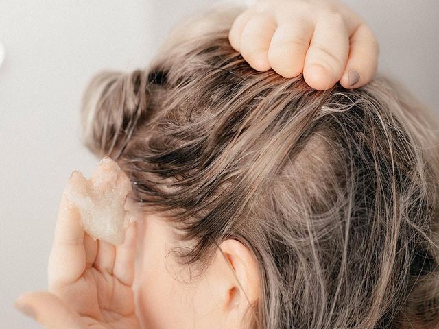Peeling skóry głowy czyli jak zregenerować włosy zaczynając od skalpu 