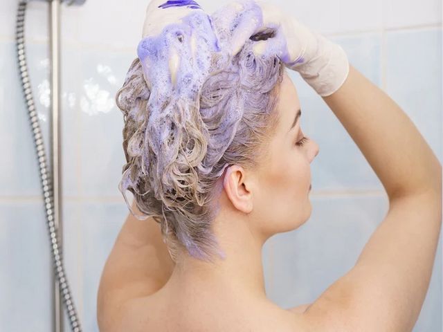 Fioletowy szampon do włosów – do jakich włosów stosować i kiedy? Dowiedz się czy jest Ci potrzebny.