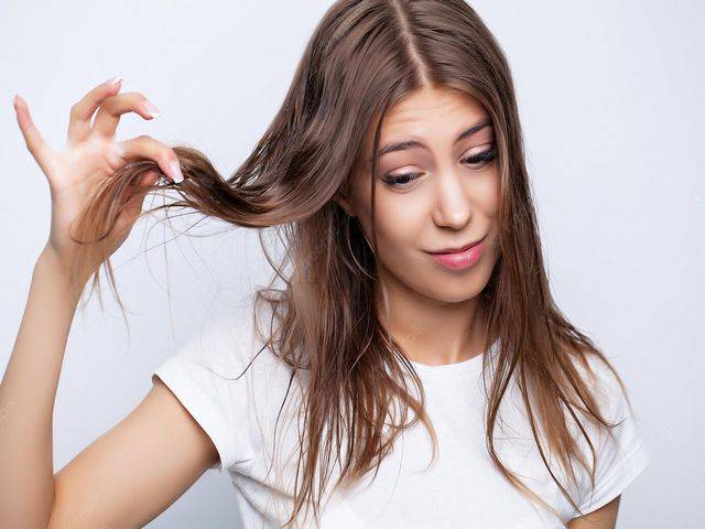 Dlaczego nasze włosy tak szybko się przetłuszczają? Jak to naprawić i pozbyć się tego uciążliwego problemu.