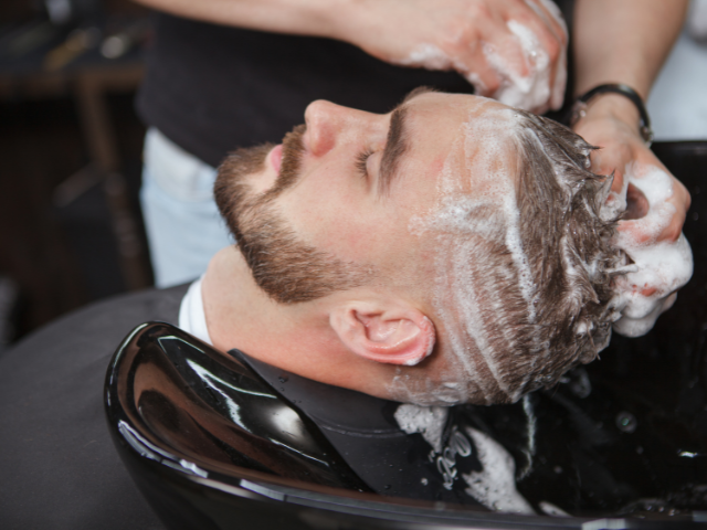 Szampony do włosów dla mężczyzn - jaki wybrać? Czy warto korzystać z kosmetyków 2w1 do ciała i włosów?